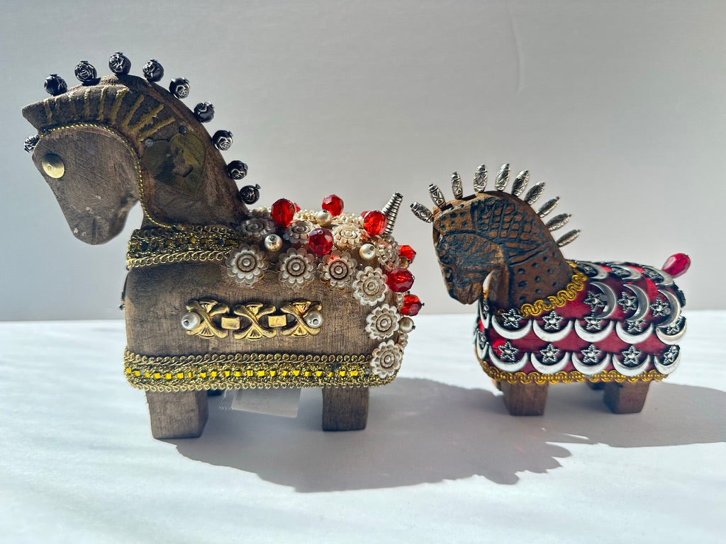 CARVED IN WOOD & HAND DECORATED SET OF HORSES, Caballitos